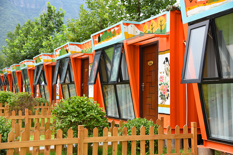 �Ų���ɽˮ�Ļ�����԰������¶Ӫ�أ�